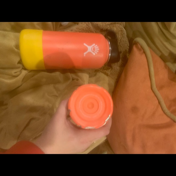 21oz and 32oz highly demanded Tangelo Hydro Flasks - Picture 2 of 9